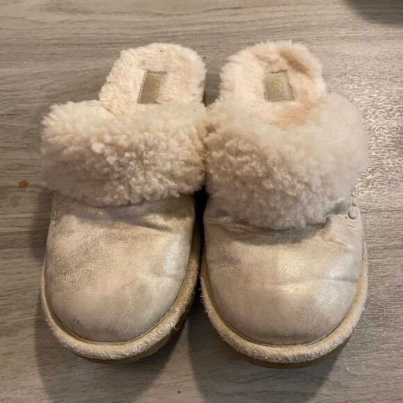UGG, women's shiny cream, sherpa lined comfortable slip on shoes size 4 - Picture 1 of 5